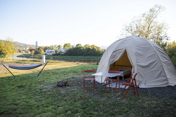 Ubytování ve vybavených Glamping stanech.