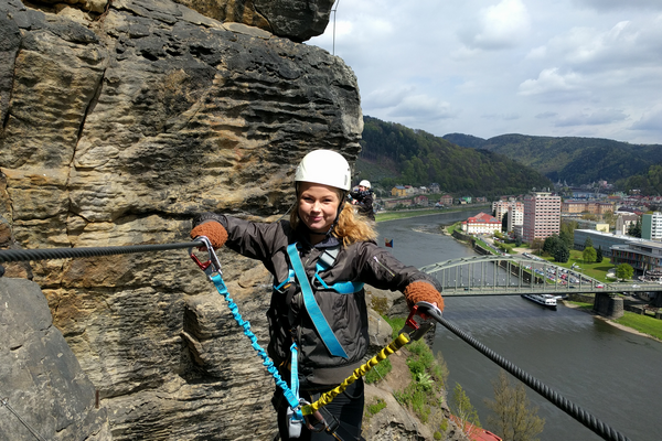 Unsere erfahrenen Instruktoren sorgen für einen sicheren Aufstieg zum Klettersteig.