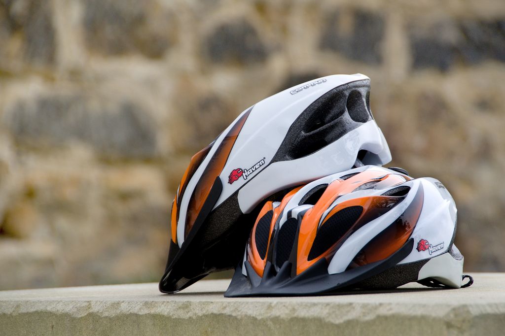 Bezpečnostní helma pro jízdu na kole a koloběžce.