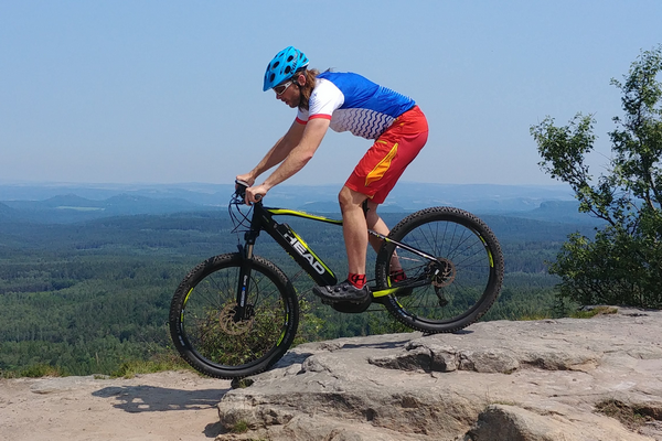 Auf dieser geführten Mountainbiketour entdecken Sie die natürlichen, stinige Pfaden und uralte Wanderwege tief im Elbsandsteingebirge