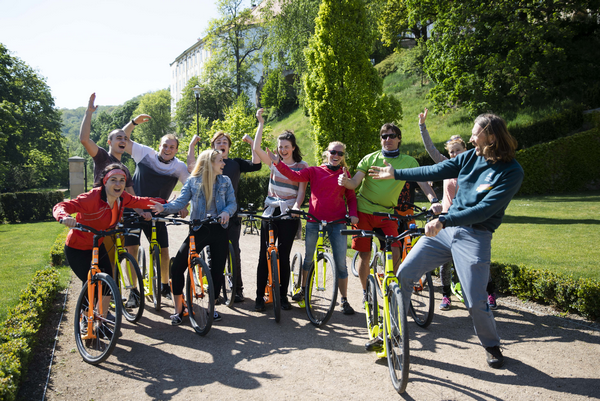 Zusammen schaffen wir eine Scooter Downhill Fahrt, Paddeltour an der Elbe oder eine Radtour. Mit den Mutigeren besteigen wir den Klettersteig Schäferwand