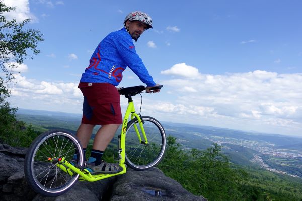 Diese faszinierende Rollerfahrt sorgt für eine noch angenehmere Abfahrt als auf einem normalen Fahrrad