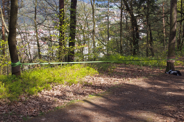 Chůze po slackline napomáhá k lepší rovnováze