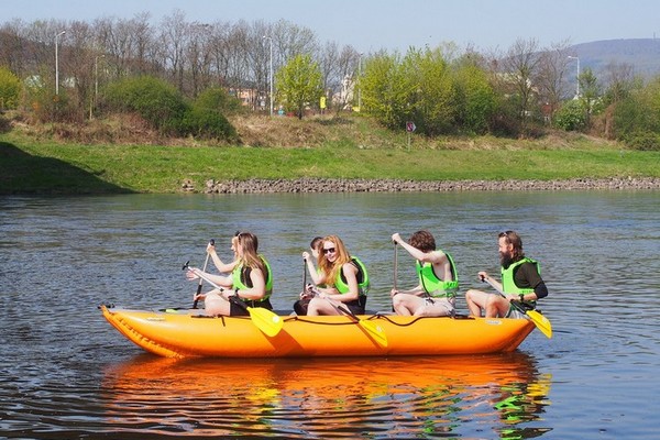 Schlauchboot und Fahrräder für Schulteams im Elbtal